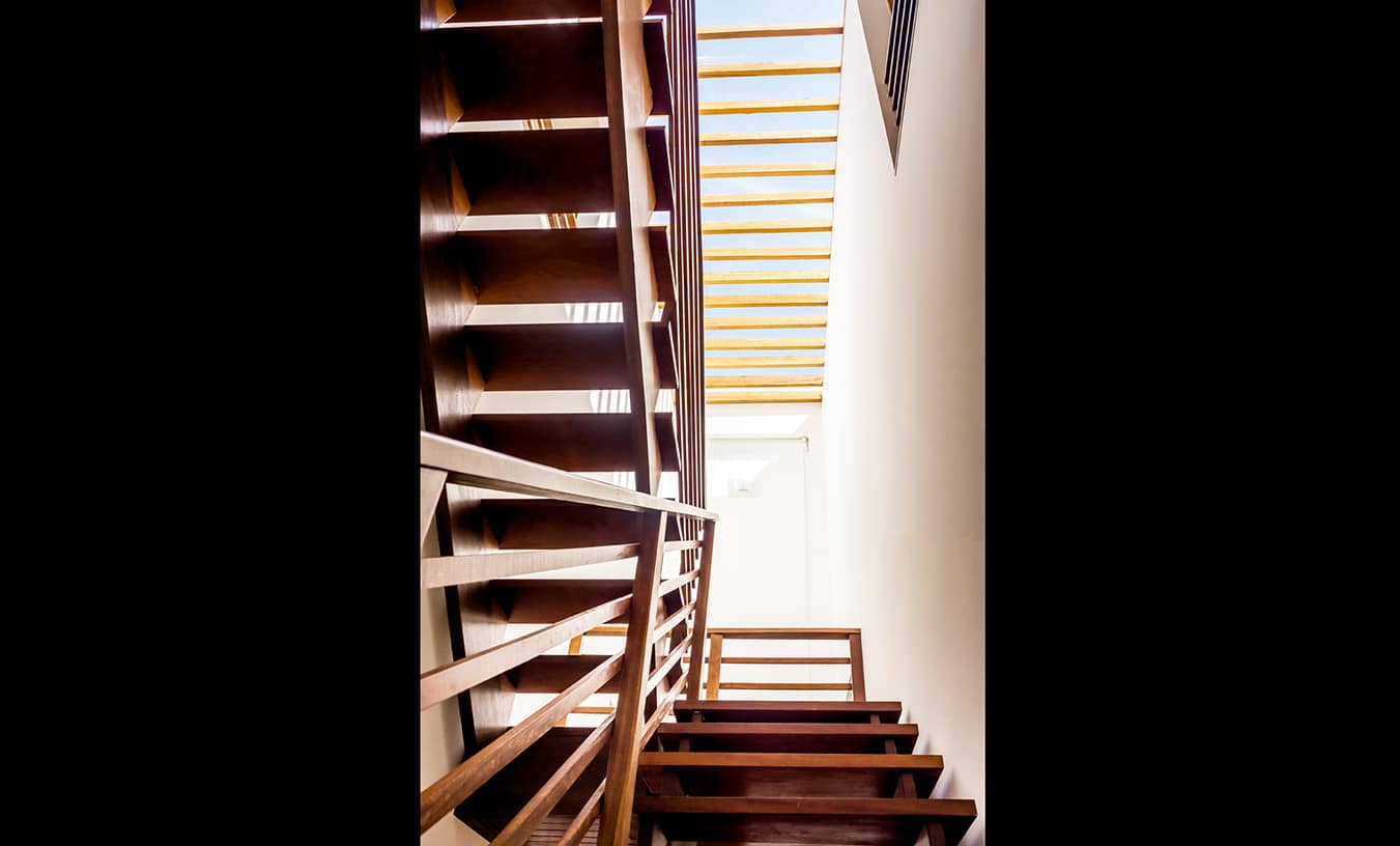 escada de madeira com clarabóia