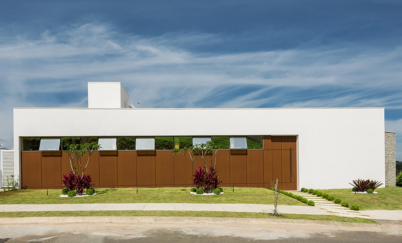 vista da área de piscina e fachada lateral de casa com arquitetura contemporânea em Jundiaí