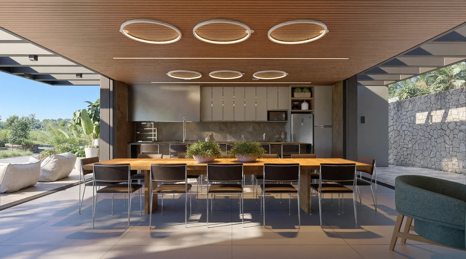 Varanda gourmet moderna com mesa de jantar em madeira, cozinha integrada e abertura para área externa