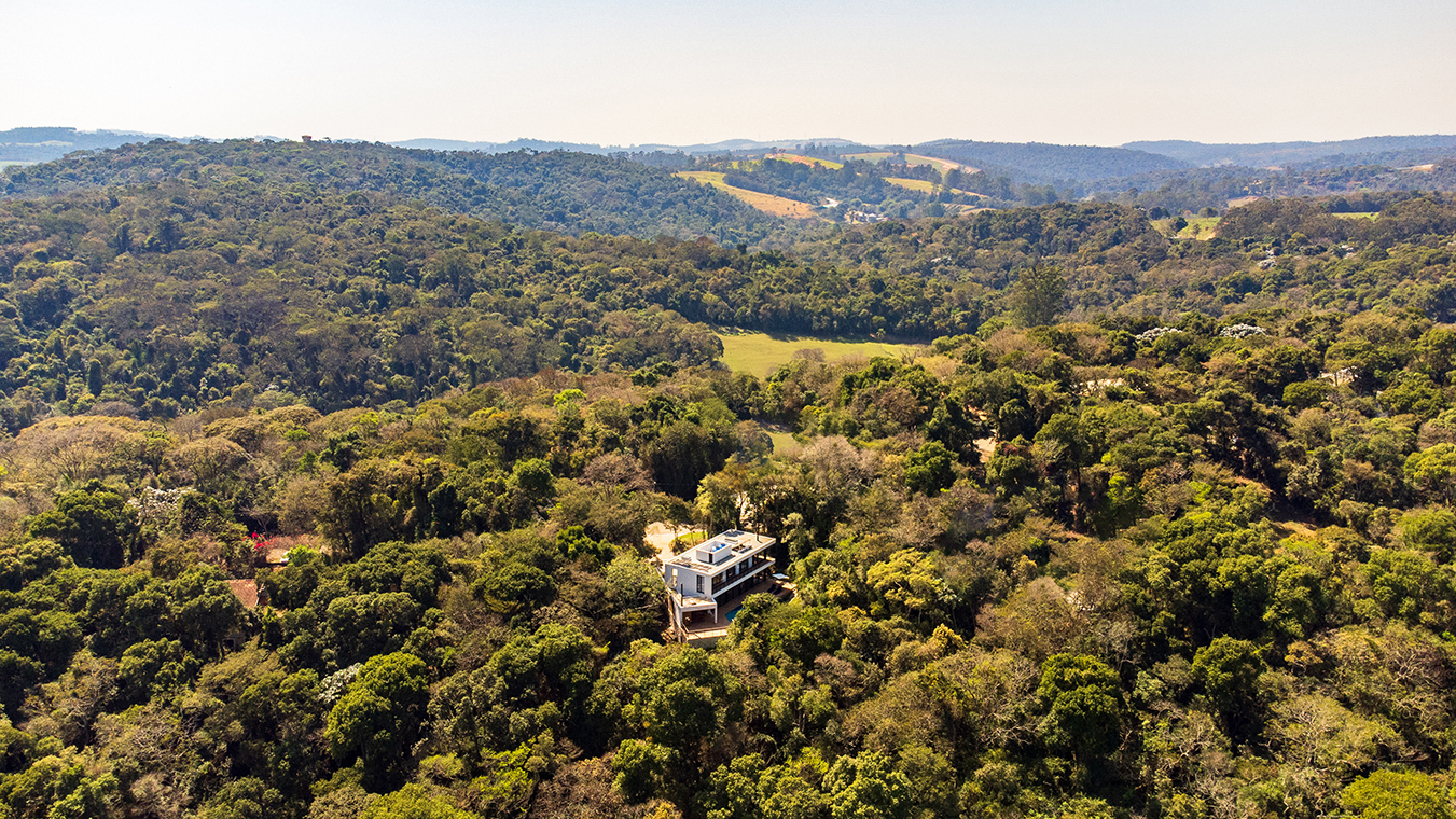 fachada casa de campo com pedra madeira e vidro refugio na mata jundiai fazenda campo verde