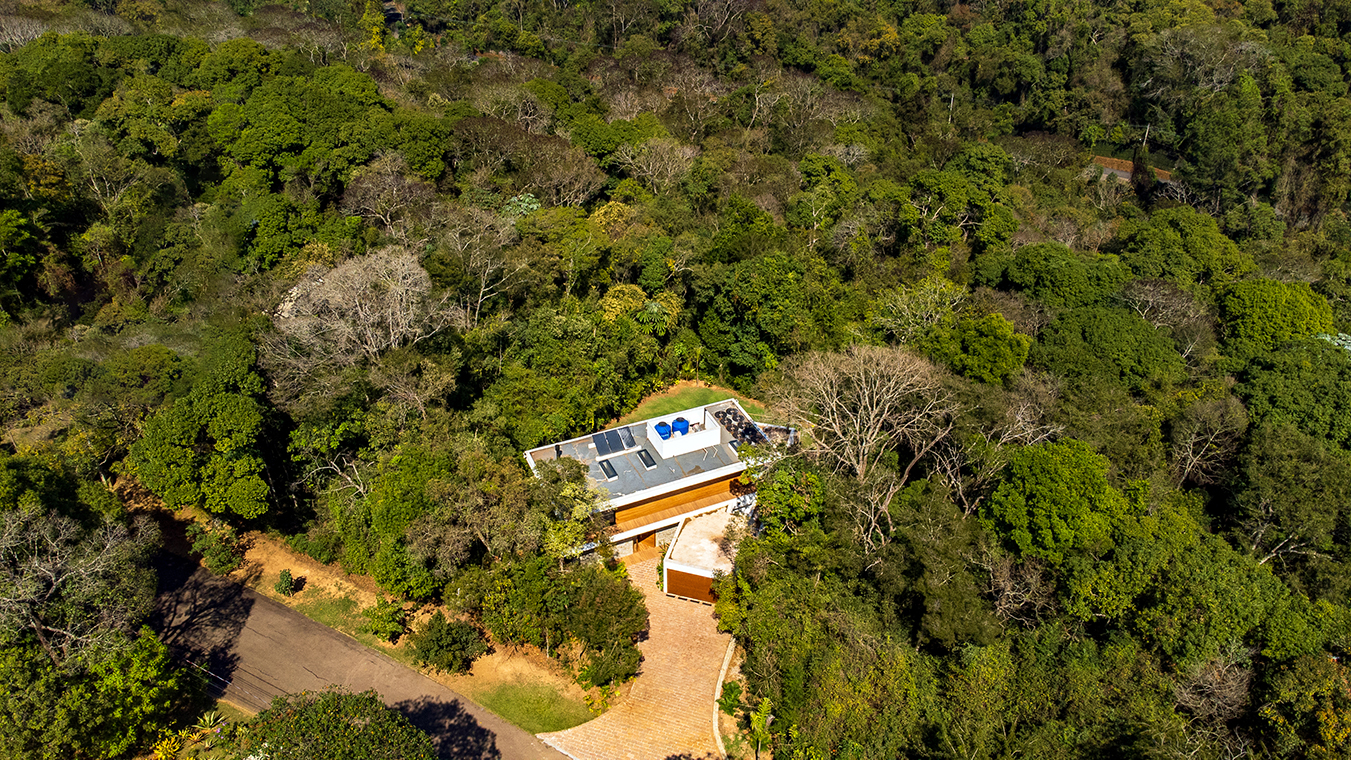 fachada casa de campo com pedra madeira e vidro refugio na mata jundiai fazenda campo verde