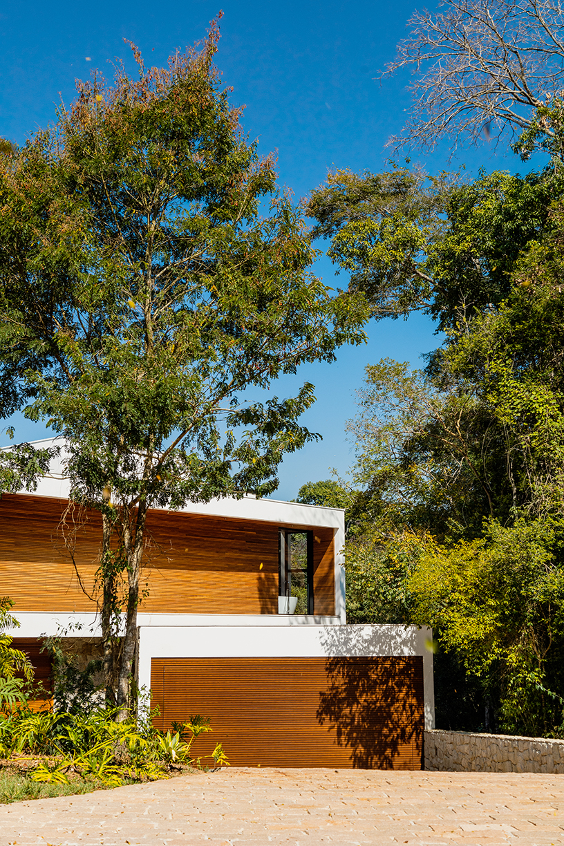 fachada casa de campo com pedra madeira e vidro refugio na mata jundiai fazenda campo verde