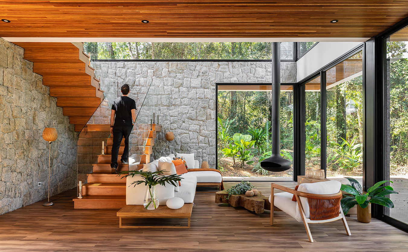 fachada casa de campo com pedra madeira e vidro refugio na mata jundiai fazenda campo verde