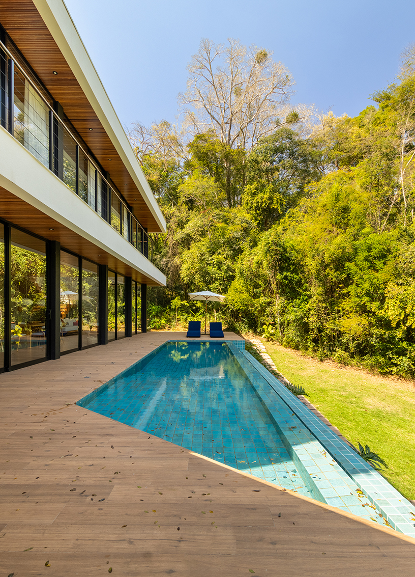 fachada casa de campo com pedra madeira e vidro refugio na mata jundiai fazenda campo verde