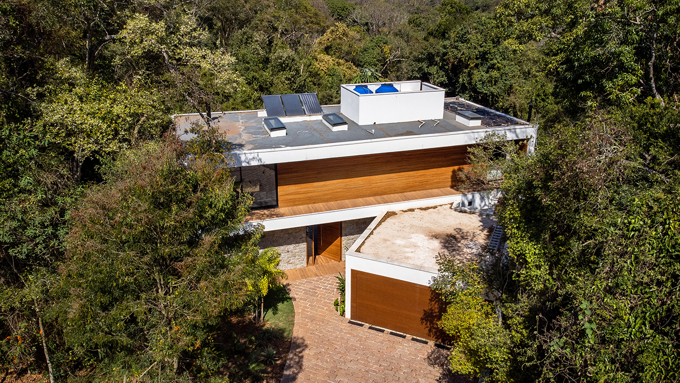 fachada casa de campo com pedra madeira e vidro refugio na mata jundiai fazenda campo verde