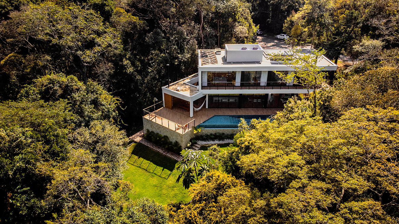 fachada casa de campo com pedra madeira e vidro refugio na mata jundiai fazenda campo verde