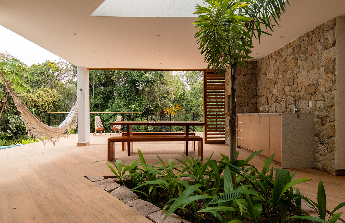 fachada casa de campo com pedra madeira e vidro refugio na mata jundiai fazenda campo verde