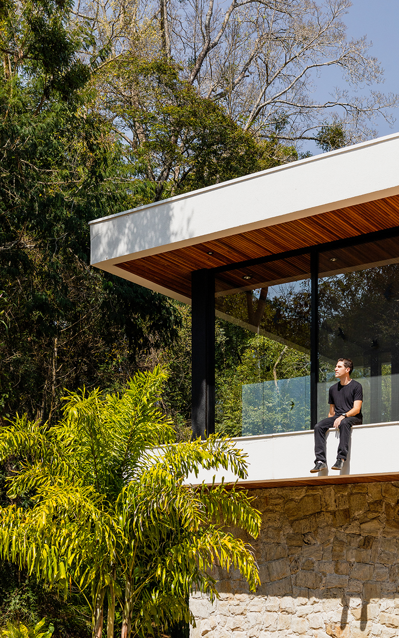 fachada casa de campo com pedra madeira e vidro refugio na mata jundiai fazenda campo verde