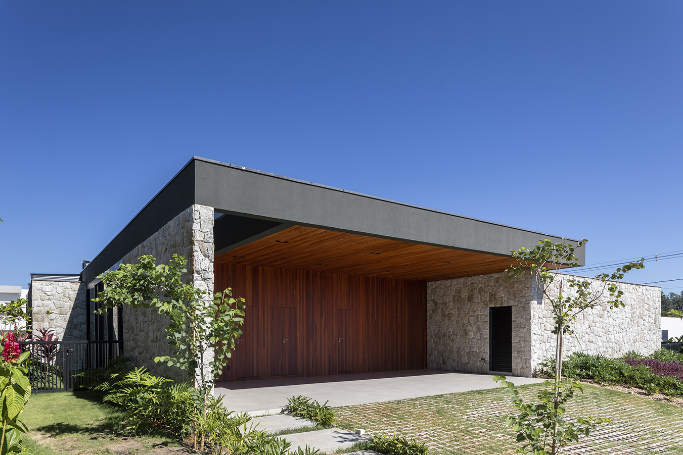 fachada casa térrea com pedra e madeira arquitetura contemporanea