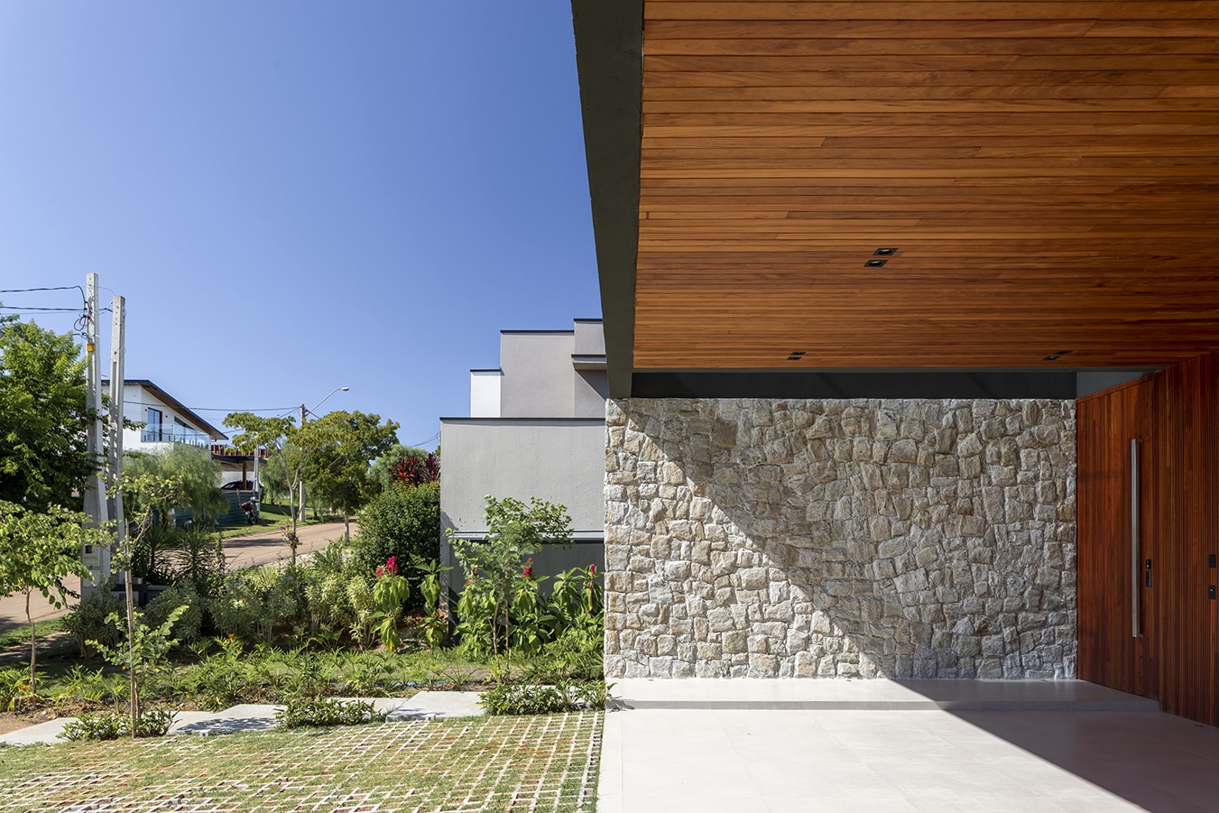 fachada casa térrea com pedra e madeira arquitetura contemporanea