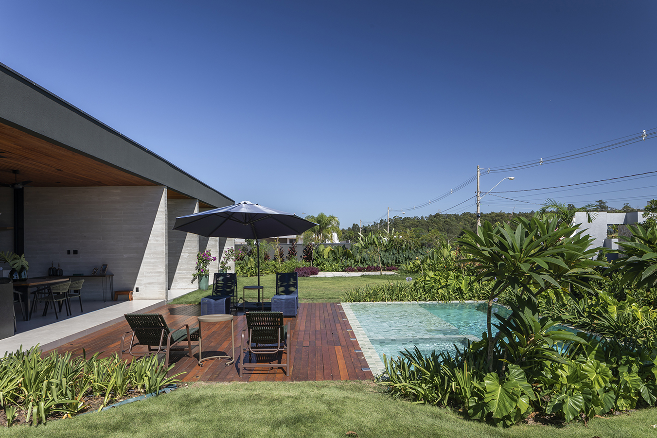 fachada casa térrea com pedra, concreto e madeira arquitetura contemporanea