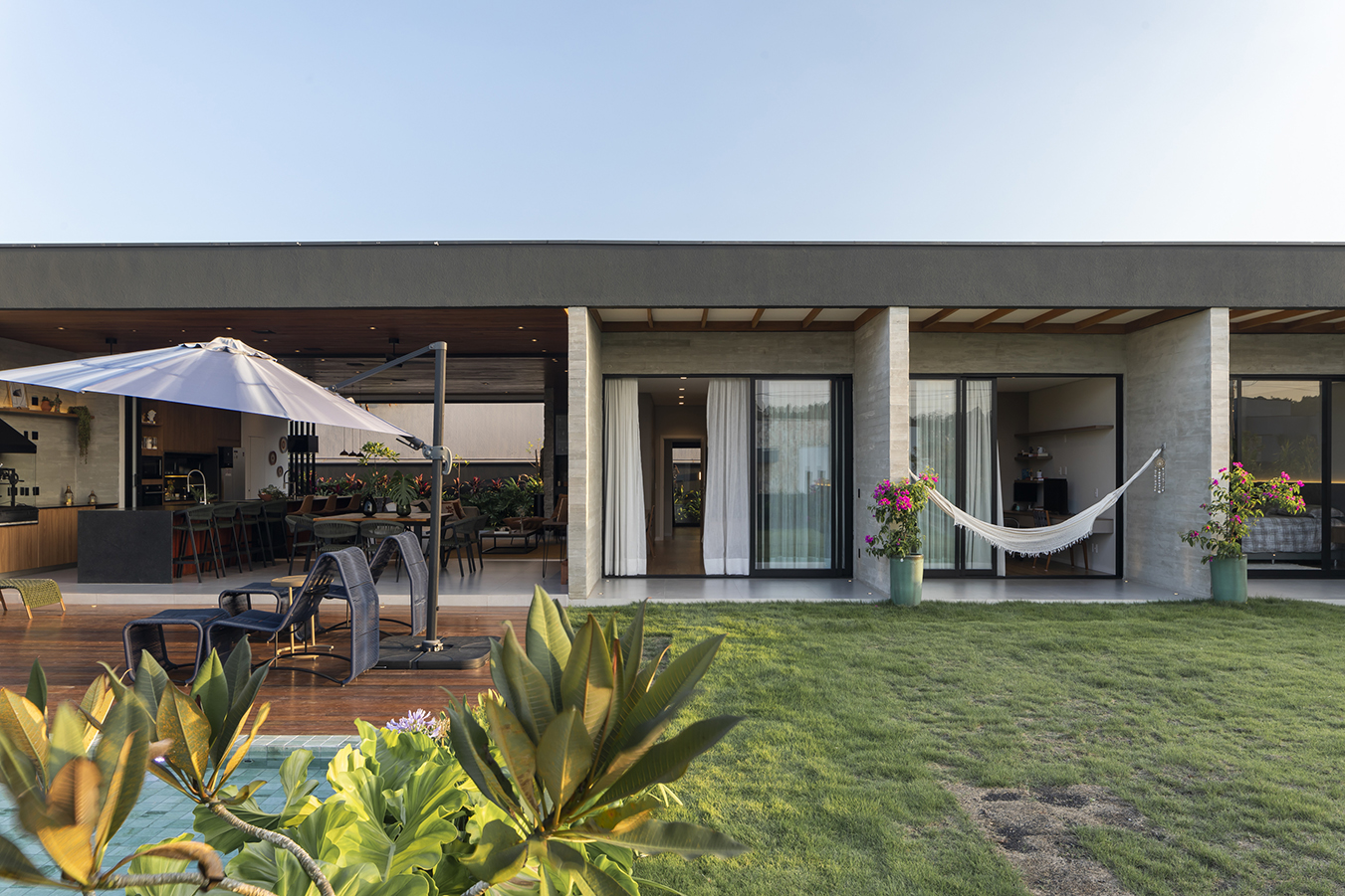 fachada casa térrea com pedra, concreto e madeira arquitetura contemporanea