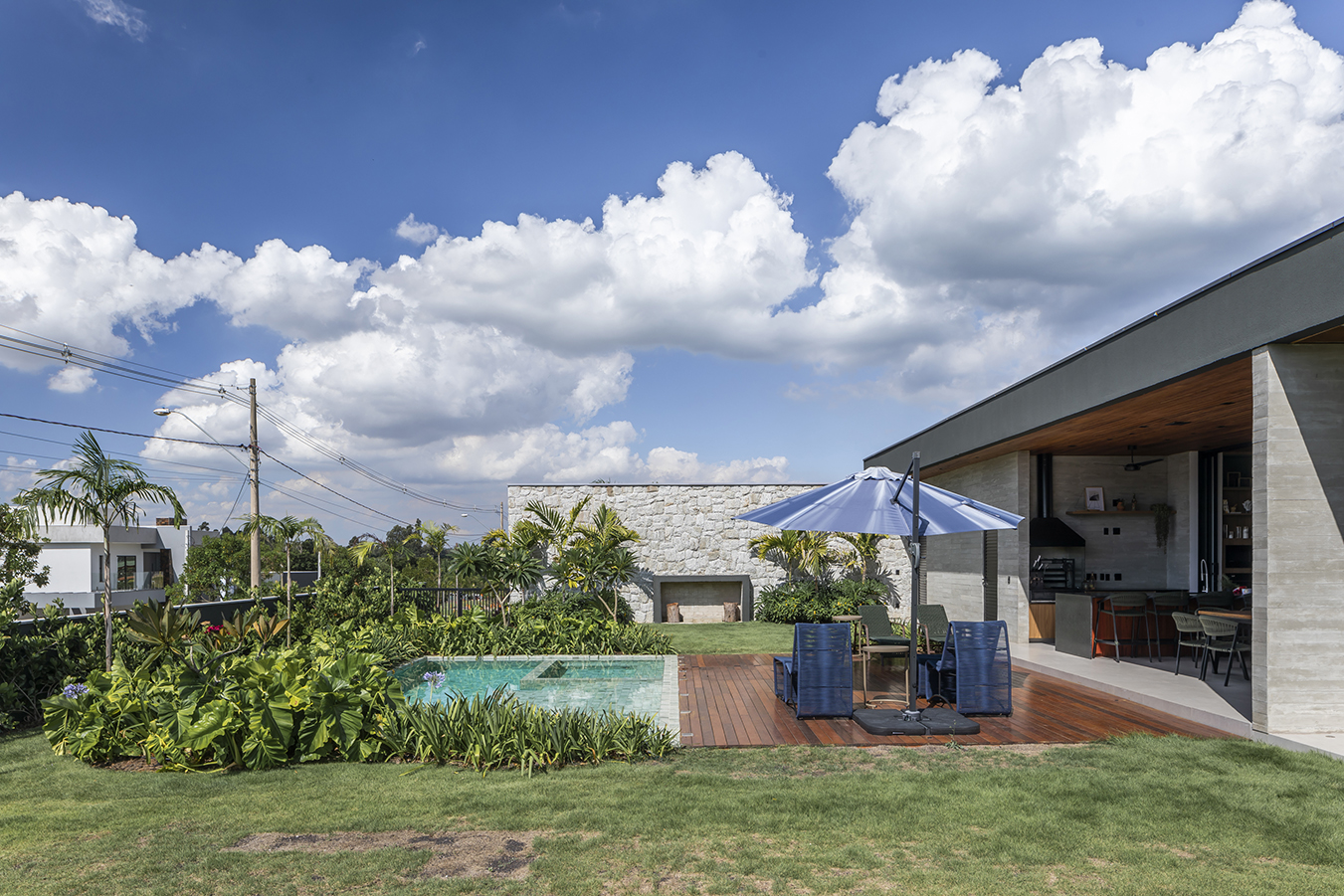 fachada casa térrea com pedra, concreto e madeira arquitetura contemporanea