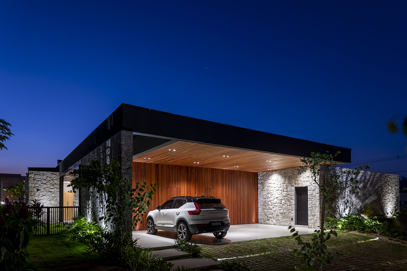 fachada casa térrea com pedra, concreto e madeira arquitetura contemporanea