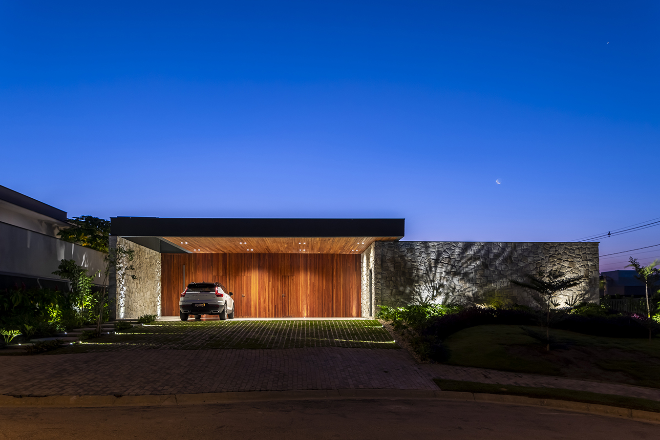 fachada casa térrea com pedra, concreto e madeira arquitetura contemporanea