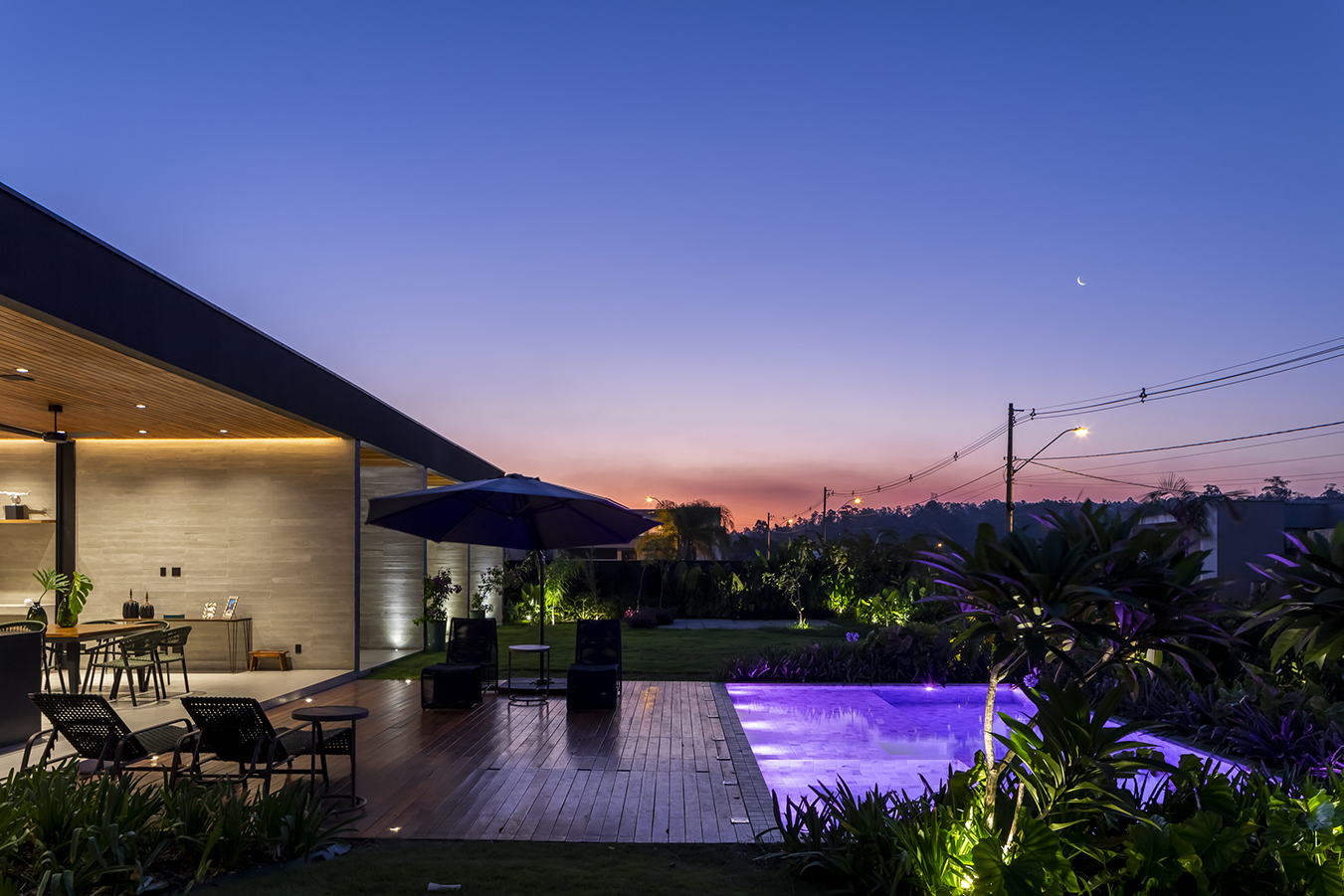 fachada casa térrea com pedra, concreto e madeira arquitetura contemporanea