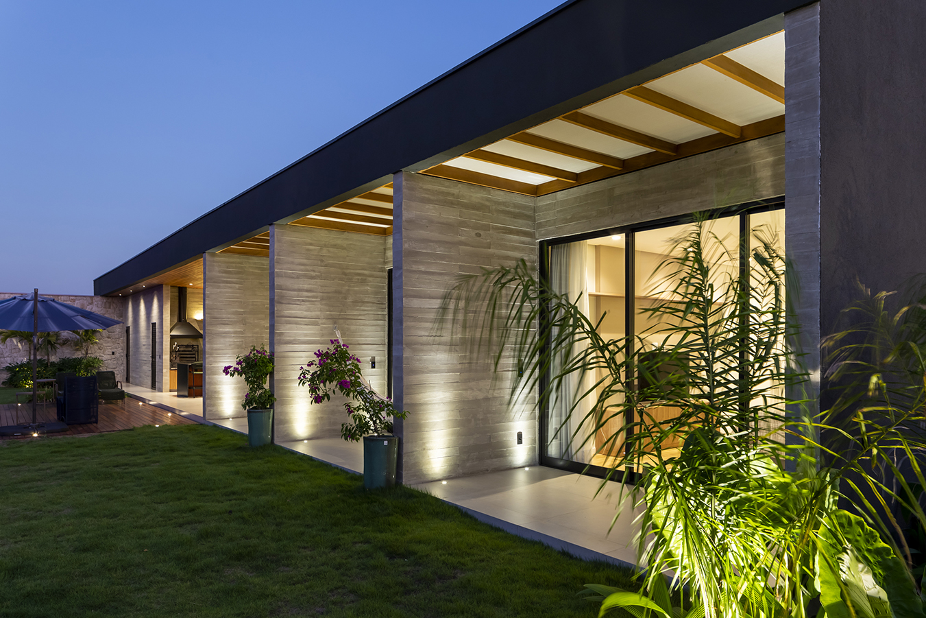 fachada casa térrea com pedra, concreto e madeira arquitetura contemporanea