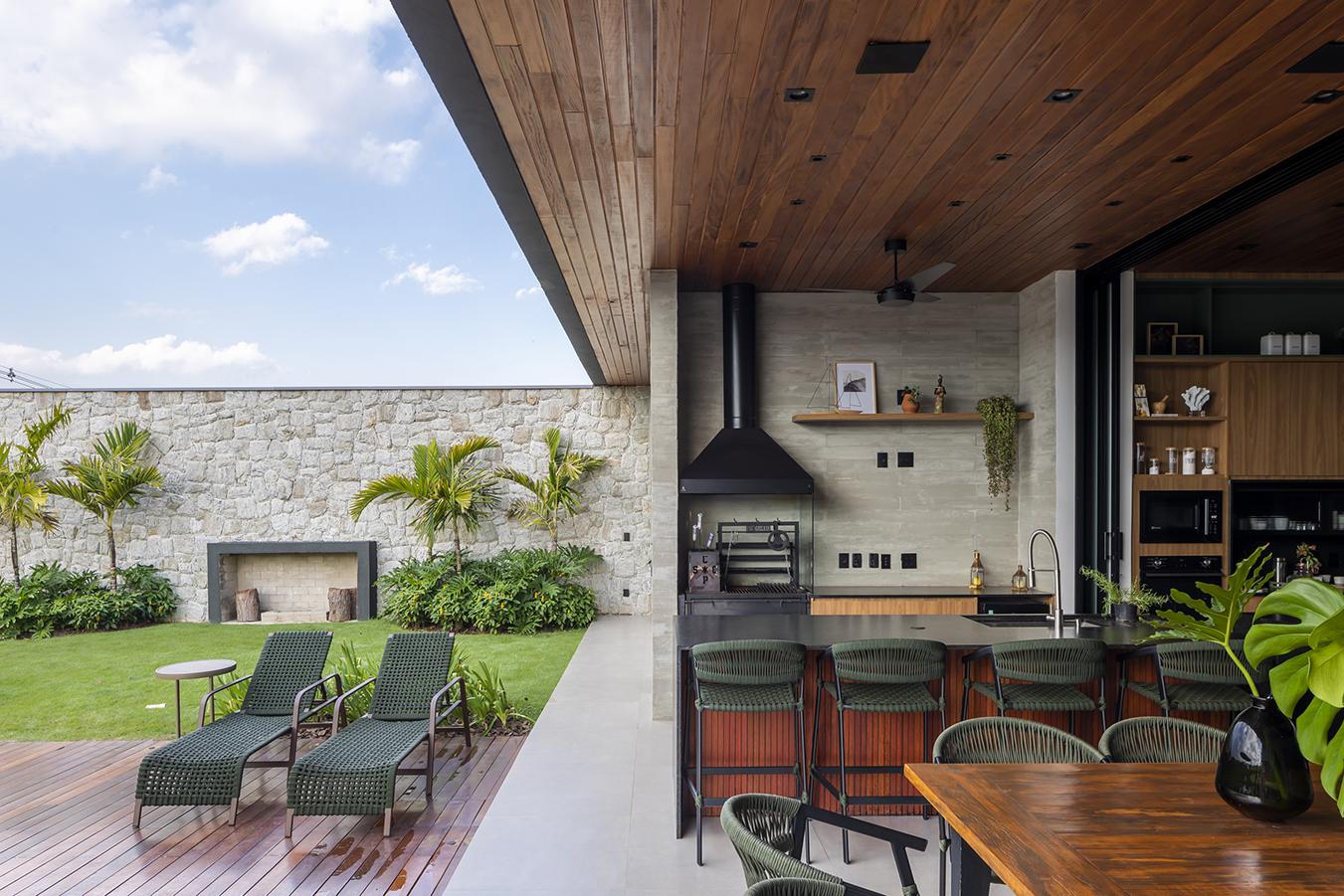 fachada casa térrea com pedra, concreto e madeira arquitetura contemporanea