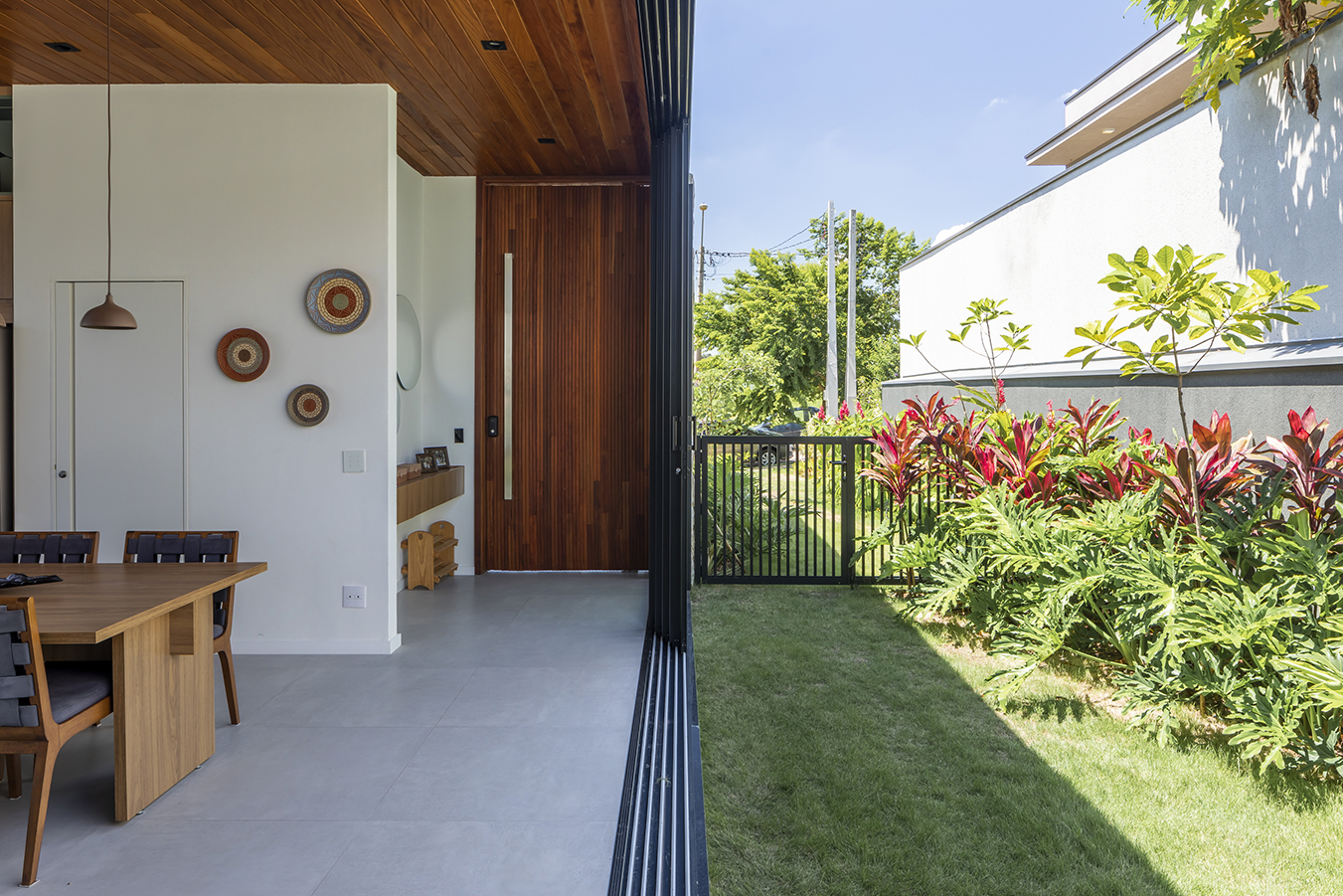 interiores casa térrea com pedra, concreto e madeira arquitetura contemporanea