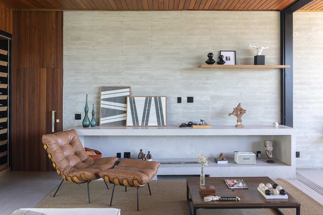 interiores casa térrea com pedra, concreto e madeira arquitetura contemporanea