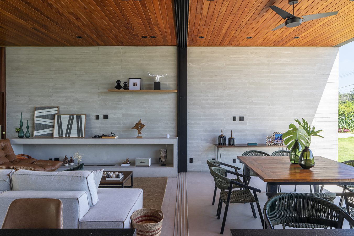 interiores casa térrea com pedra, concreto e madeira arquitetura contemporanea