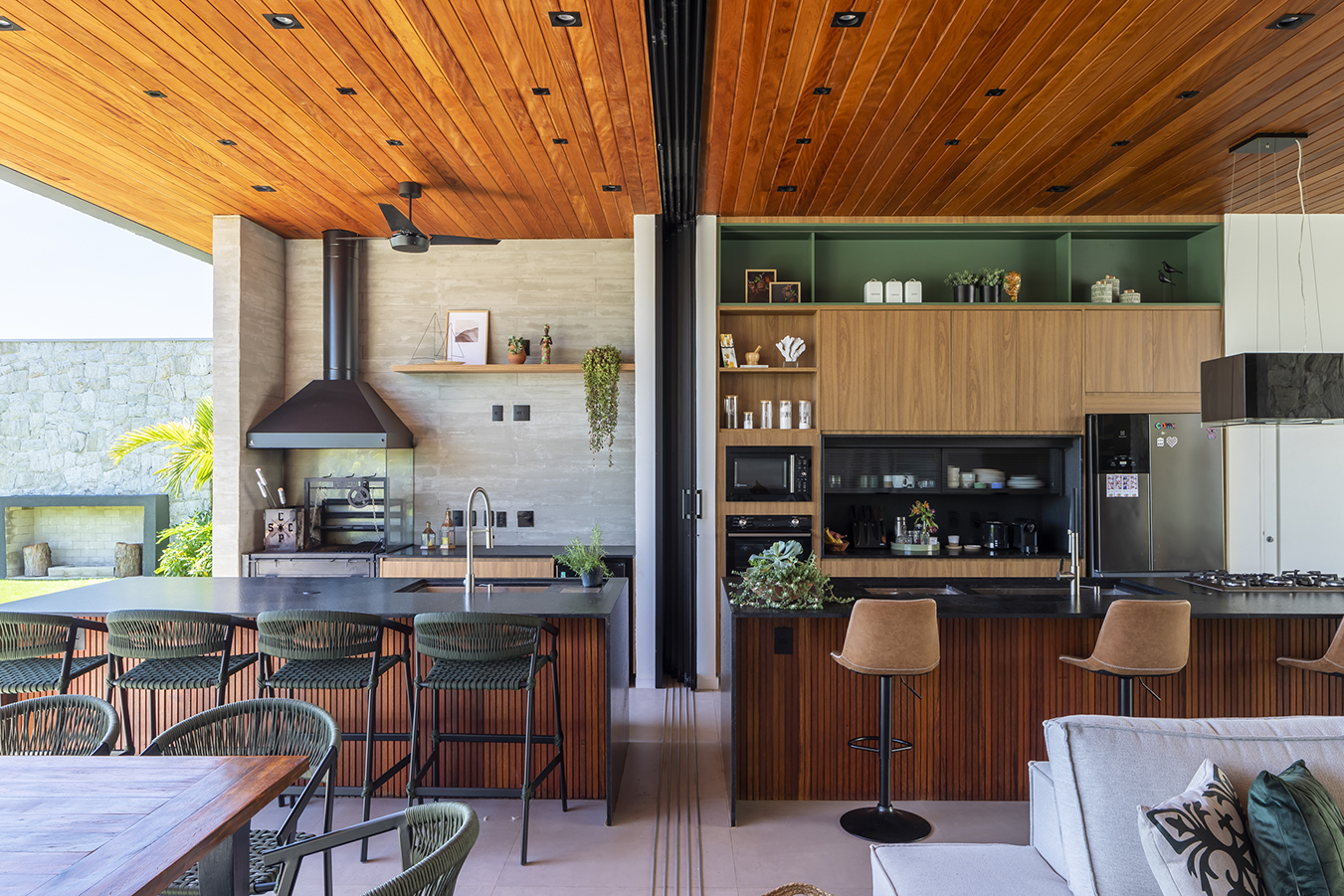 interiores casa térrea com pedra, concreto e madeira arquitetura contemporanea