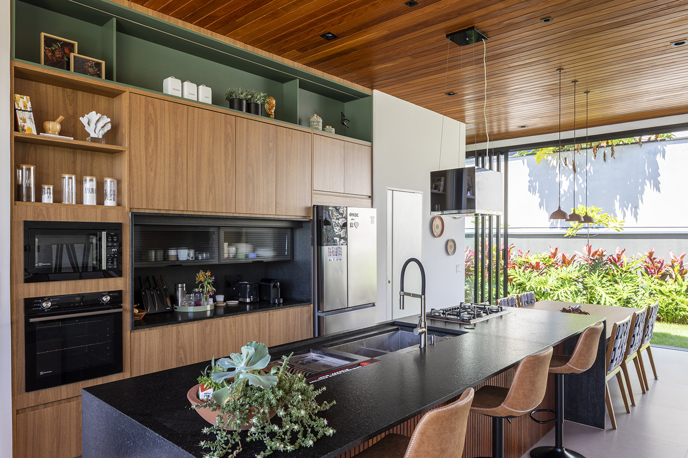 interiores casa térrea com pedra, concreto e madeira arquitetura contemporanea