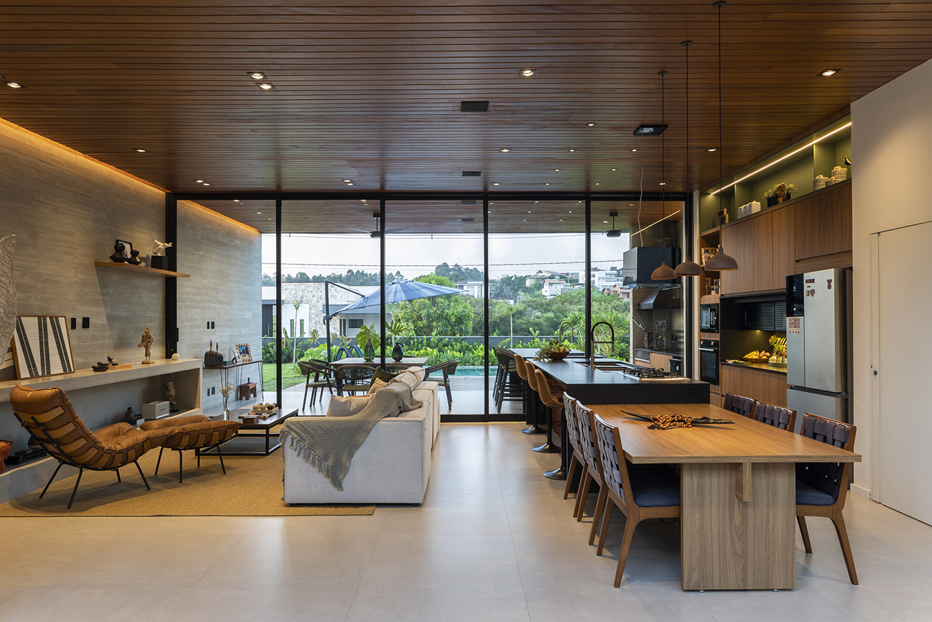 interiores casa térrea com pedra, concreto e madeira arquitetura contemporanea