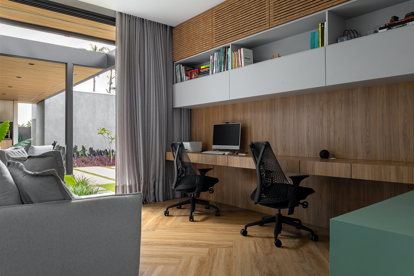 arquitetura malota escritório com madeira e sofá cama
