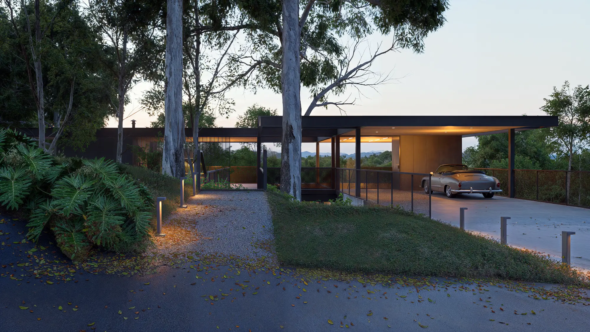 Acesso por passarela elevada Acesso por passarela elevada conduzindo à casa suspensa entre árvores