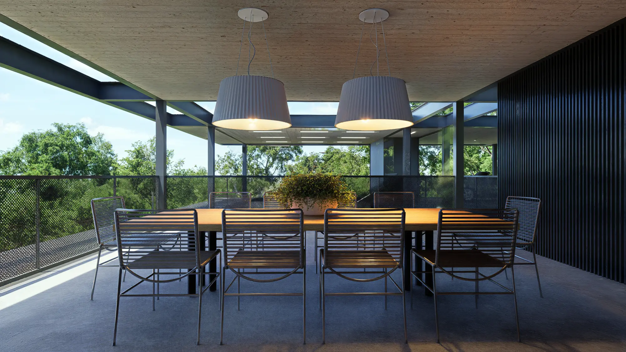 Espaço gourmet integrado à paisagem Espaço gourmet da casa suspensa integrado à paisagem natural