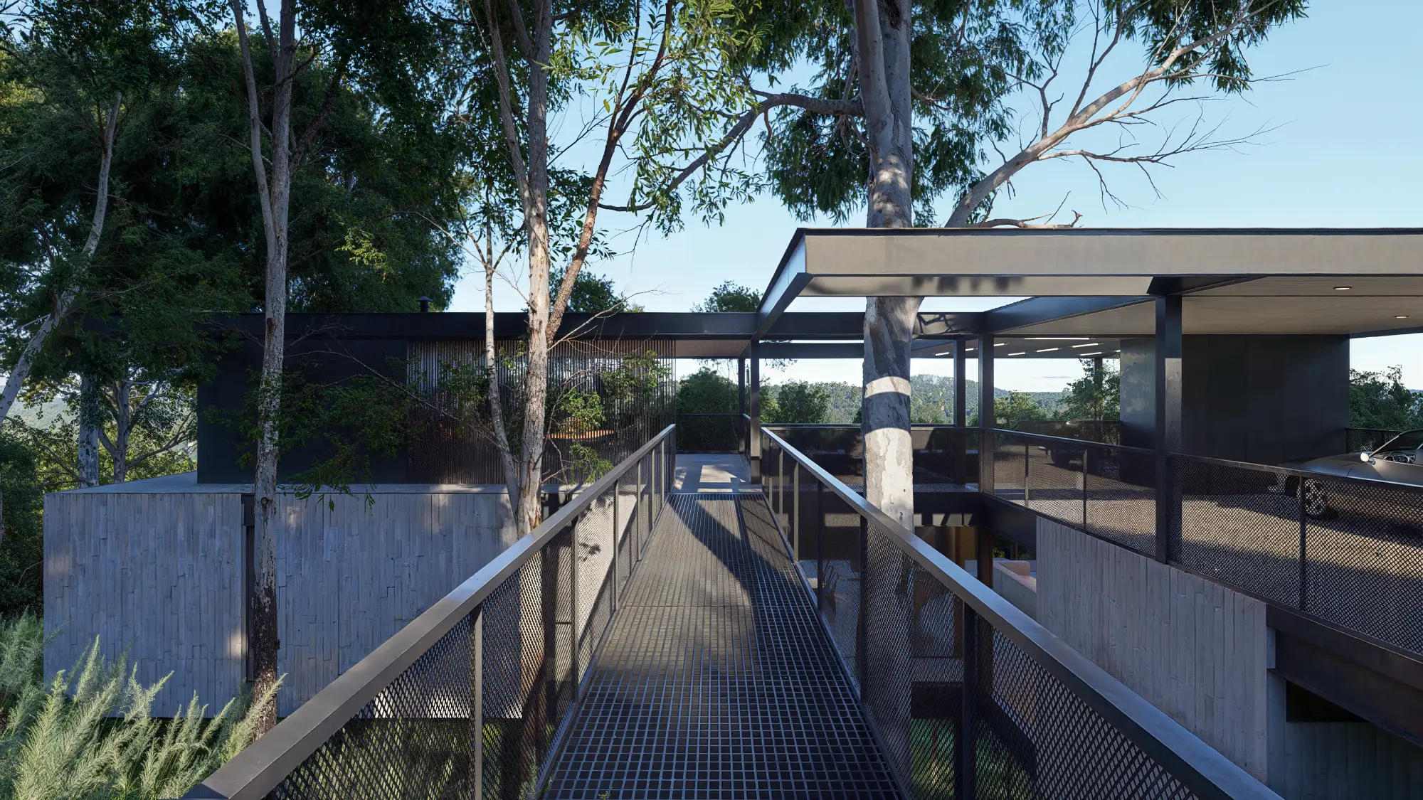 Chegada no nível da rua Chegada da casa suspensa com varanda gourmet no nível da rua