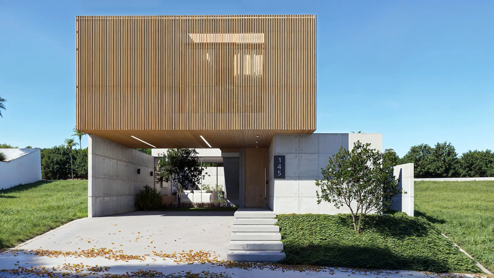 Fachada de casa contemporânea com brise vertical em madeira e base em concreto