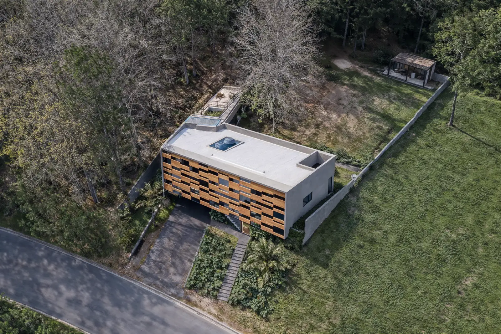 Vista aérea de residência moderna integrada ao terreno